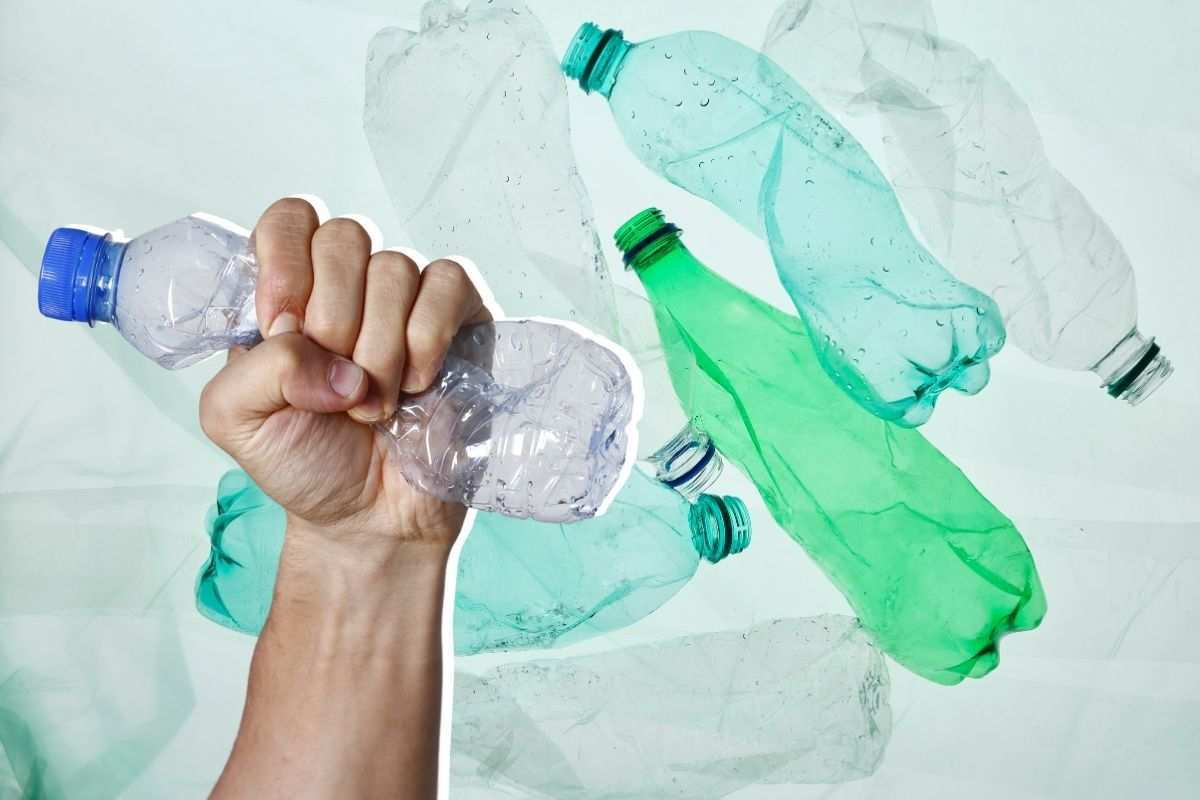 Le bottiglie di plastica non si schiacciano come fai tu: farlo