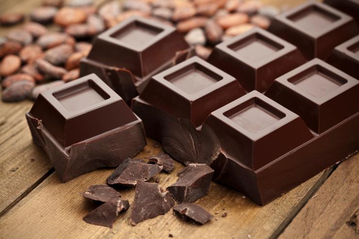 Non rinunciarci in estate: perché mangiare il cioccolato quando fa caldo